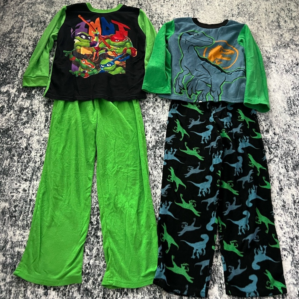 Kids Green and Black TMNT & Jurassic Park Pajama Sets M (8)